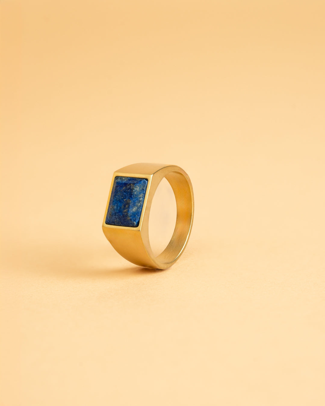 Gemini Credo Gold Blue Siegelring aus 18 Karat vergoldetem Titan mit Lapislazuli-Stein