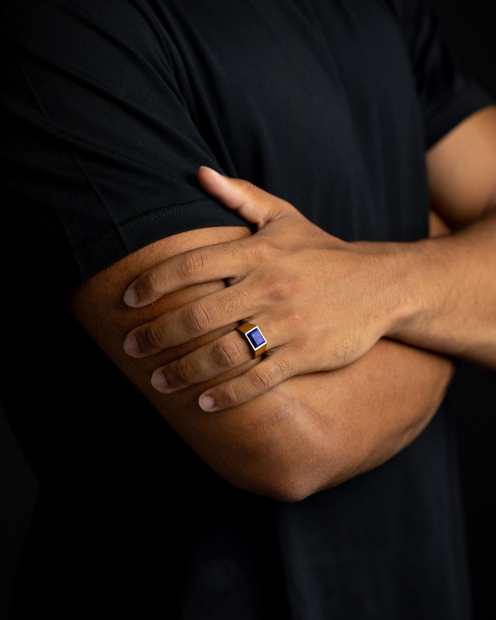 Gemini Credo Gold Blue Siegelring aus 18 Karat vergoldetem Titan mit Lapislazuli-Stein