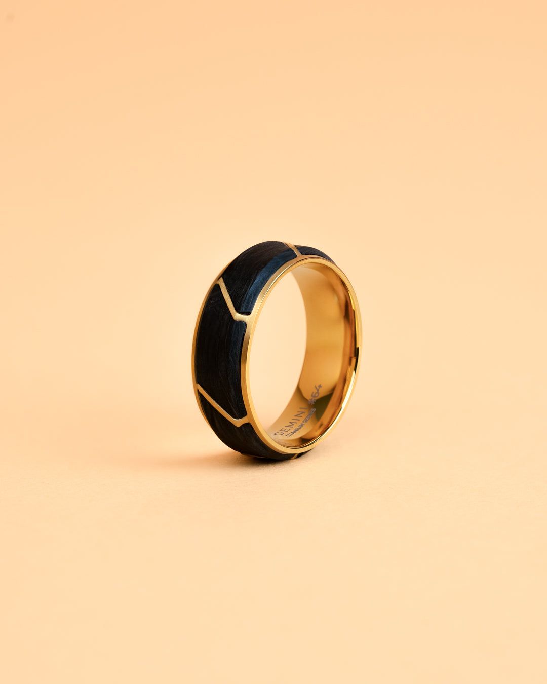 Gemini Carus Gold 8 mm Gold-Titanring mit Forged Carbon-Finish