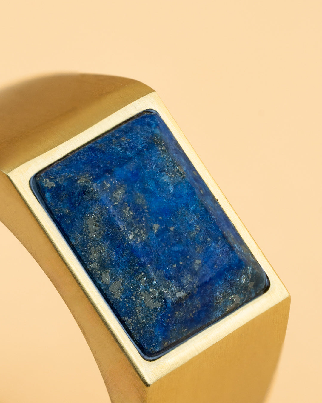 Gemini Credo Gold Blue Siegelring aus 18 Karat vergoldetem Titan mit Lapislazuli-Stein