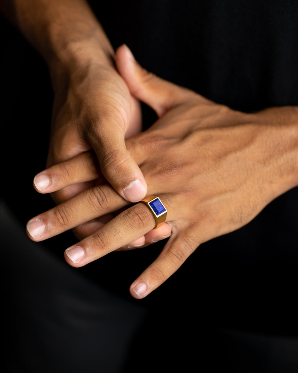 Gemini Credo Gold Blue Siegelring aus 18 Karat vergoldetem Titan mit Lapislazuli-Stein